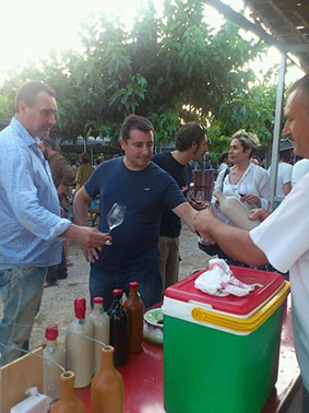 Josep Roca saboreando el OrangeBi de Porcellànic